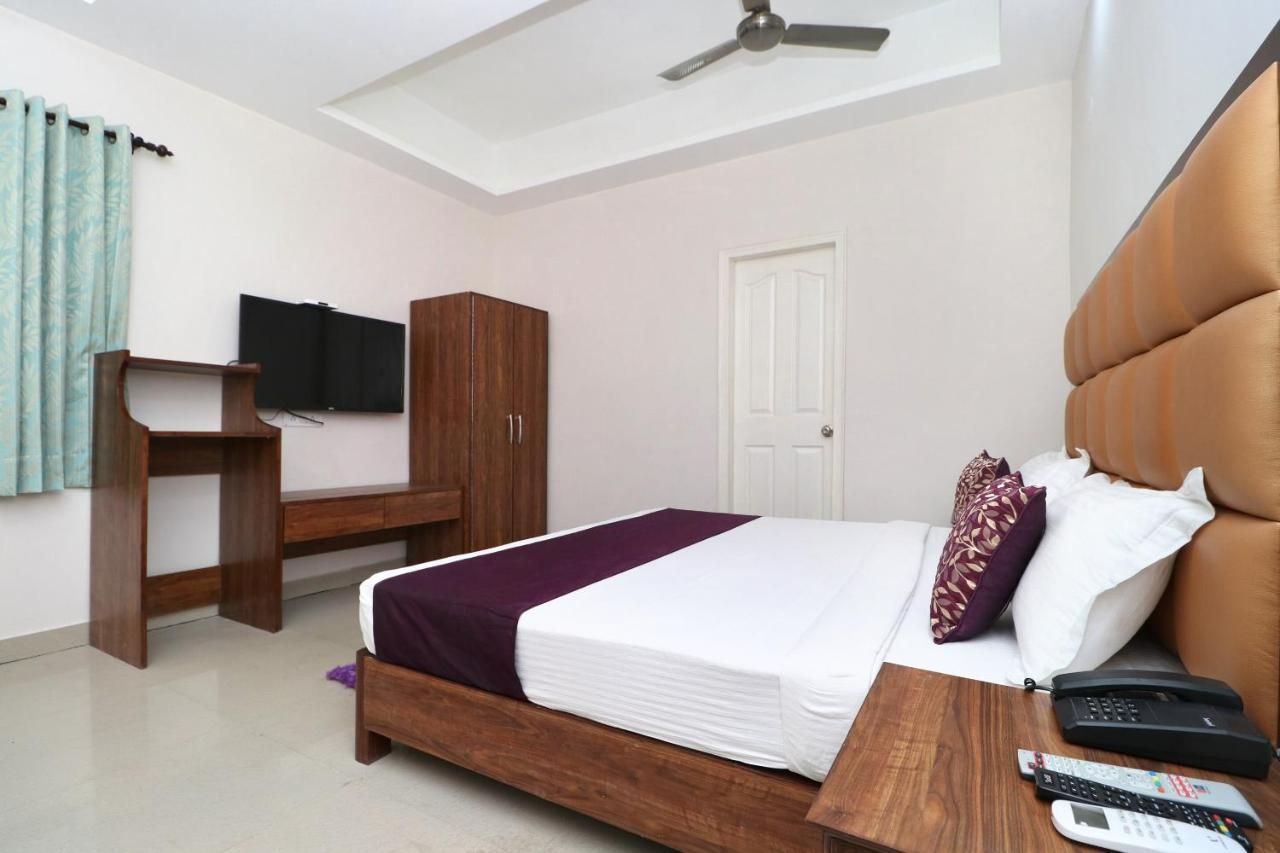 Oyo 14832 Hotel Rooftop Panchkula Extérieur photo